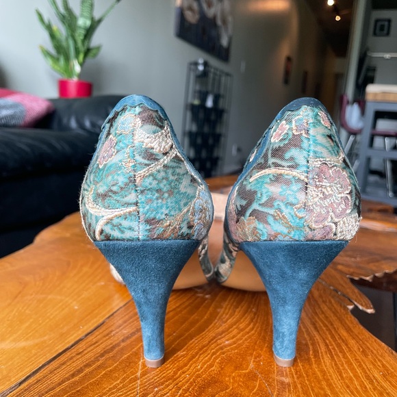 Vintage Heels (S 8 1/2) - Picture 3 of 6